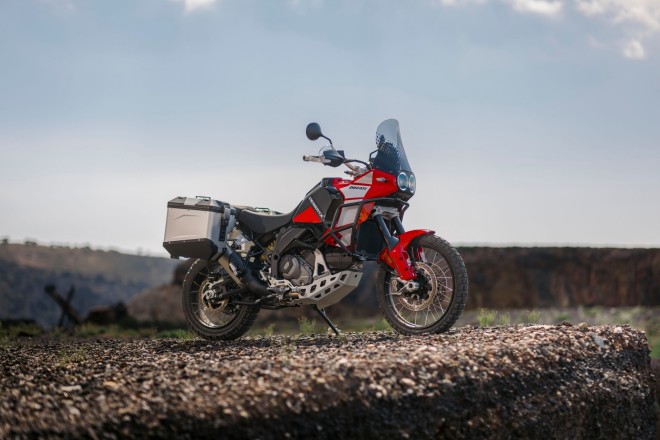 Ducati DesertX Discovery 2024: Την προίκισαν με μεγαλύτερο εξοπλισμό