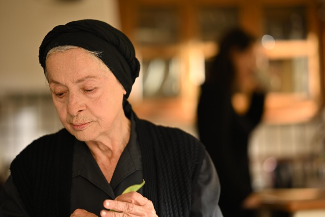 H Όλγα Δαμάνη στον ρόλο της ως γιαγιά Ειρήνη στον Σασμό