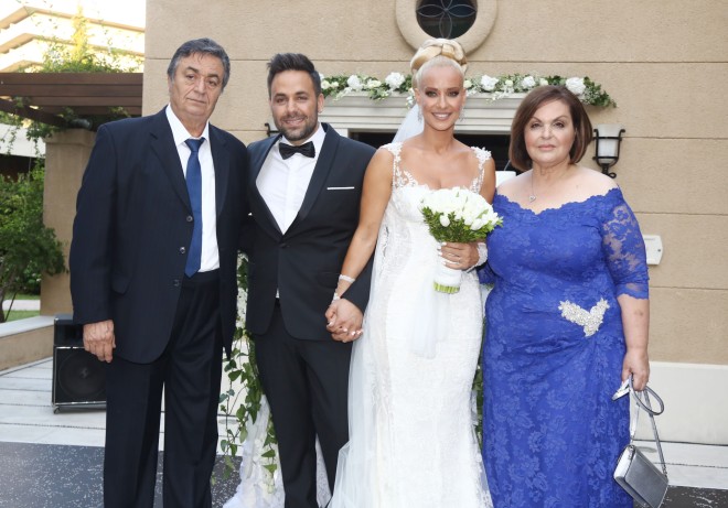 O Γιώργος Γιαννιάς με τους γονείς του Στέφανο & Μαρία, τη μέρα του γάμου του με την Ελευθερία Παντελιδάκη, τον Αύγουστο του 2015/  NDP