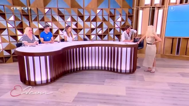 Ατύχημα για την Ελένη Μενεγάκη: Βγήκε στην εκπομπή με επίδεσμο στο πόδι