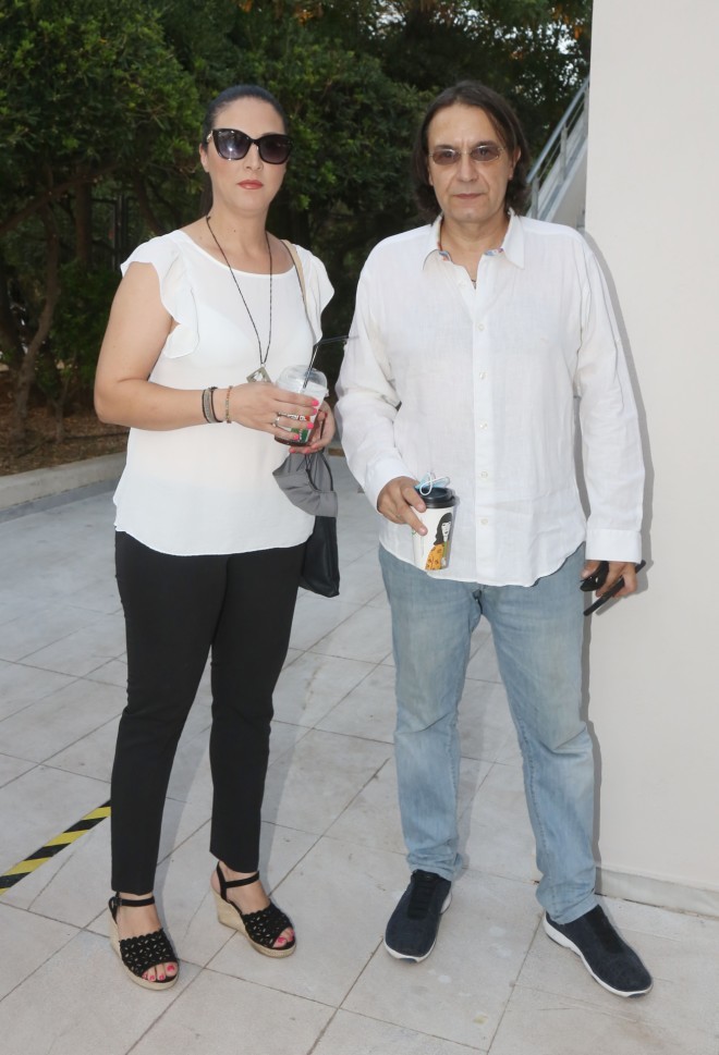 Ο Γιάννης Κότσιρας με τη σύζυγό του Κατερίνα Πέρρου έξω από το θέατρο Άλσος /NDP