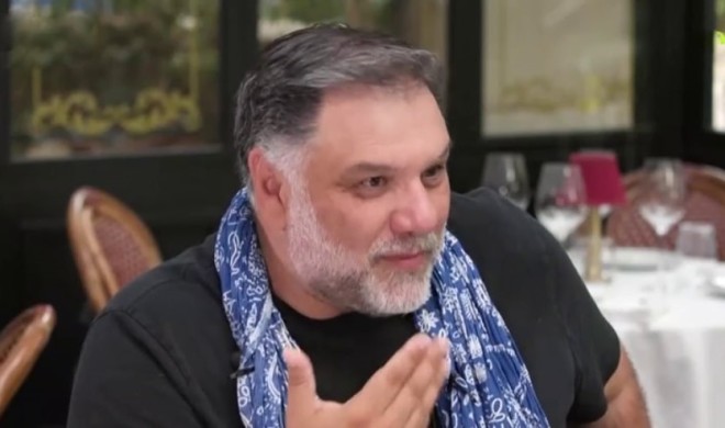 Όπως η Ελένη Μενεγάκη, έτσι κι ο Γρηγόρης Αρναούτογλου μετράει πολλά χιλιόμετρα τηλεοπτικής πορείας