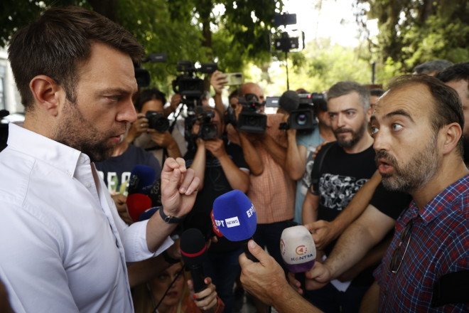 Με εργαζόμενους της Αυγής συνομίλησε ο Στέφανος Κασσελάκης έξω από τα γραφεία του ΣΥΡΙΖΑ - Eurokinissi