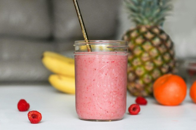 Φτιάξτε smoothie με φυτικό γάλα και κατεψυγμένα φρούτα/φωτογραφία από pexels 