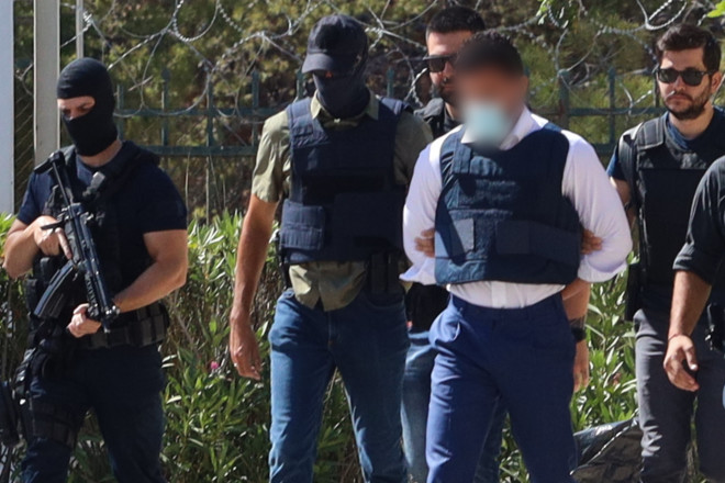 Αυτό που πρόδωσε τον εκτελεστή του τοπογράφου ήταν ότι δεν ξεφορτώθηκε τη ζώνη πάνω στην οποία είχε στερεώσει τα δύο 9αρια πιστόλια που άδειασε πάνω στον 54χρονο - Eurokinissi