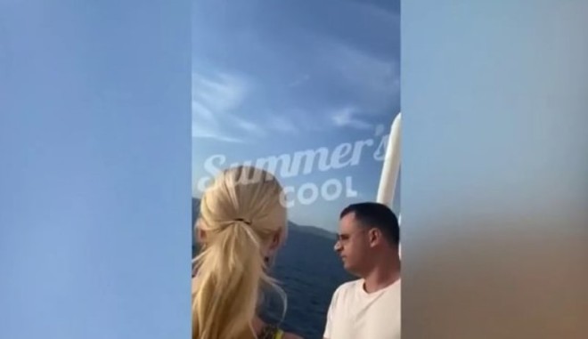 Η Κατερίνα Καινούργιου κι ο Παναγιώτης Κουτσουμπής στο πλοίο για την Αίγινα 