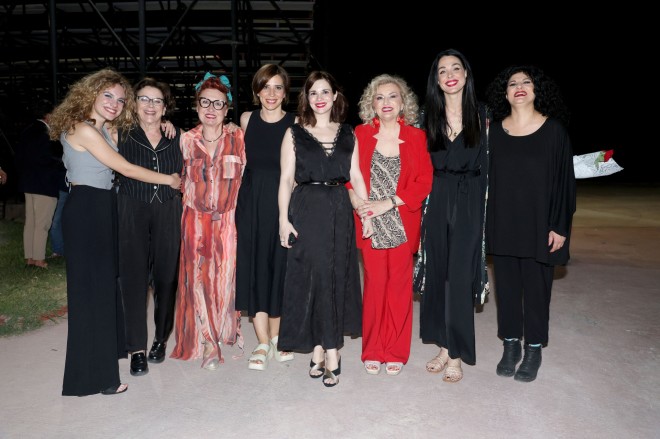 Ευγενία Ξυγκόρου-Γιώτα Φέστα-Φωτεινή Ντεμίρη-Μαρίζα Τσάρη-Ευγενία Δημητροπούλου-Υρώ Μανέ-Ιωάννα Τριανταφυλλίδου-Τάνια Τρύπη/ NDP ΑΝΔΡΕΑΣ ΝΙΚΟΛΑΡΕΑΣ