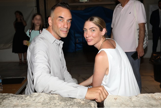 Μαριλού Κόζαρη: Με λευκό grecian look στο Ηρώδειο