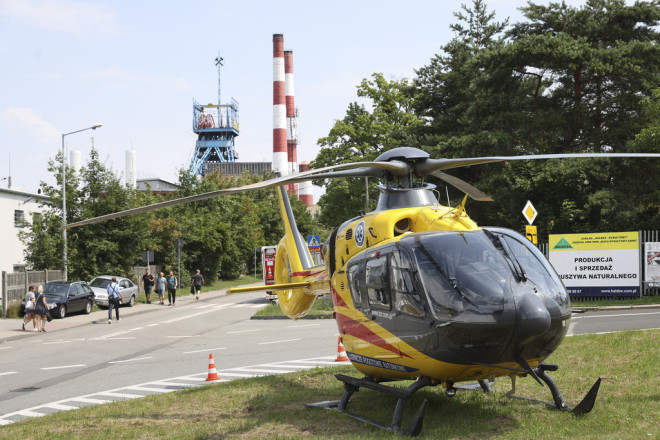 Ελικόπτερο σε ετοιμότητα για την επιχείρηση διάσωσης σε ανθρακωρυχείο στην Πολωνία  