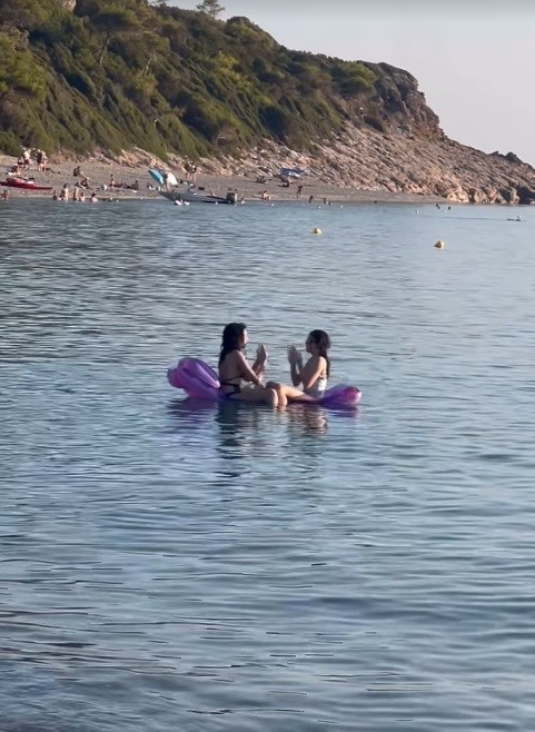 Οι κόρες της Μαριλίτας Λαμπροπούλου παίζουν στη θάλασσα της Σκοπέλου/ πηγή instagram