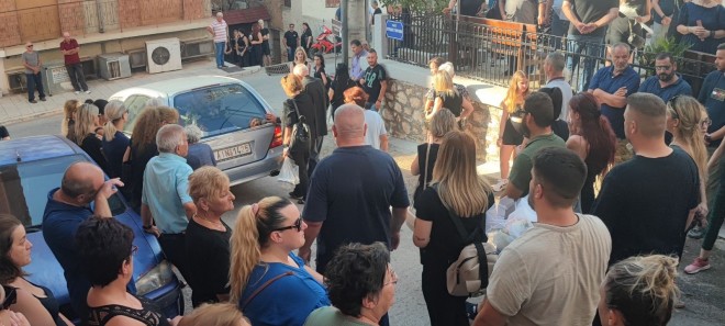 Αμφιλοχία: Βουβός πόνος και οργή στην κηδεία της 36χρονης Αρετής
