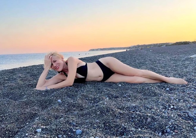 Παλιότερη φωτογραφία της Κωνσταντίνας Μιχαήλ με μπικίνι