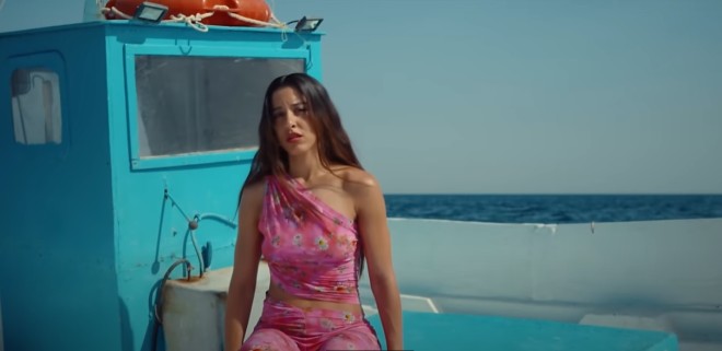 Screenshot από το videoclip της Μαρίνας Σάττι για το τραγούδι «Αχ θάλασσα»