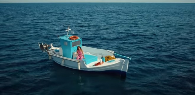 Screenshot από το videoclip της Μαρίνας Σάττι για το τραγούδι «Αχ θάλασσα»