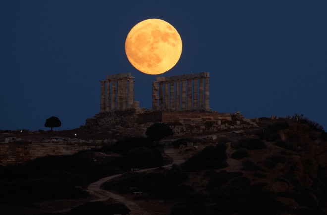 Η «Πανσέληνος του Ελαφιού» πάνω από τον Ναό του Ποσειδώνα στο Σούνιο - Intimenews