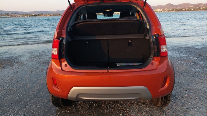 Ο χώρος αποκσευών του Suzuki Ignis 1,2 Hybrid CVT 2WD 