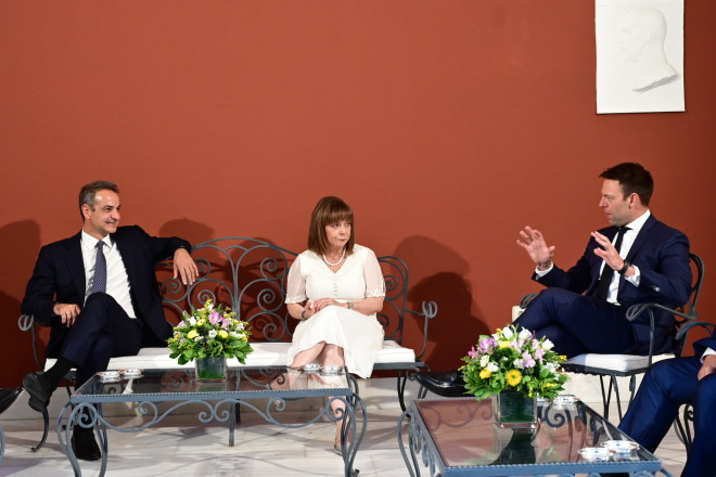 Άναψαν οι συζητήσεις στα πηγαδάκια στη δεξίωση στο Προεδρικό Μέγαρο - Eurokinissi