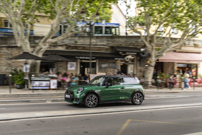 MINI Cooper S σε έκδοση JCW: Βάζει «φωτιά» στην άσφαλτο