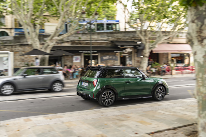 MINI Cooper S σε έκδοση JCW: Βάζει «φωτιά» στην άσφαλτο