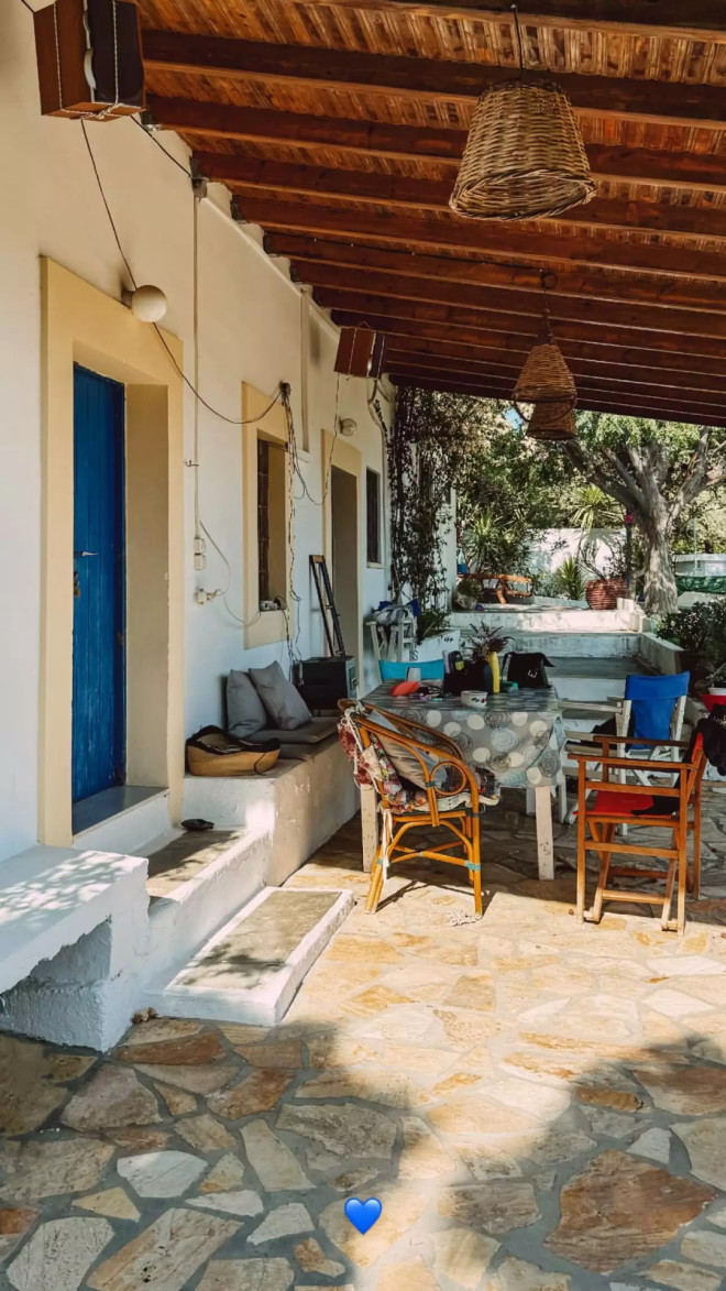 Ευρυδίκη Βαλαβάνη: Το άλμπουμ των καλοκαιρών της διακοπών  στα Κύθηρα
