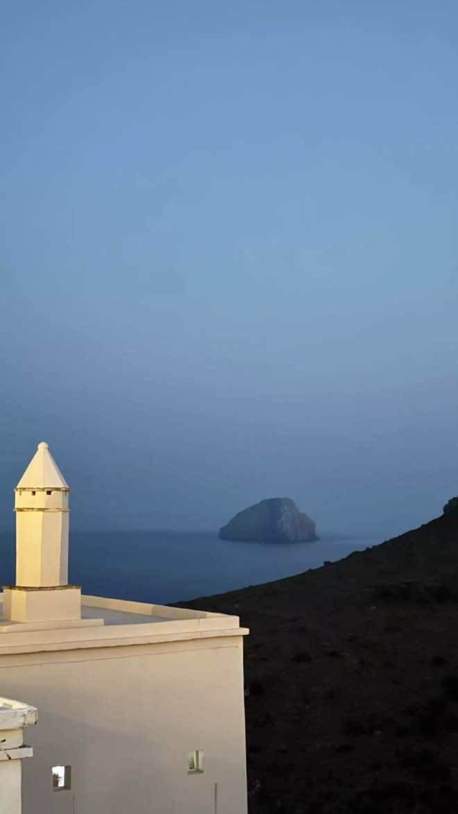 Ευρυδίκη Βαλαβάνη: Το άλμπουμ των καλοκαιρών της διακοπών  στα Κύθηρα