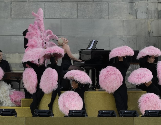 Παρίσι 2024: Η εκρηκτική εμφάνιση της Lady Gaga θύμισε Moulin Rouge