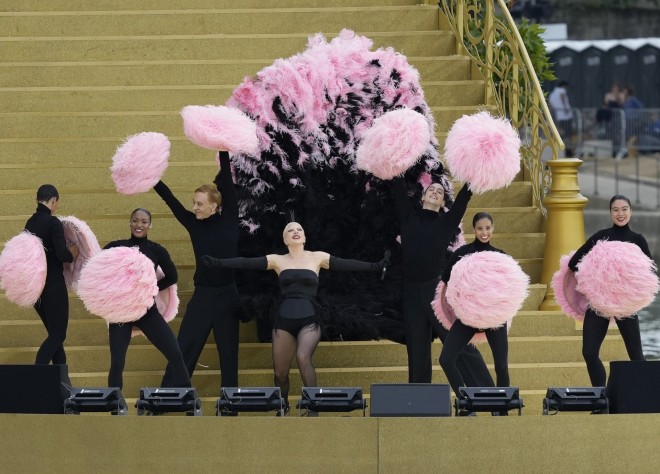 Παρίσι 2024: Η εκρηκτική εμφάνιση της Lady Gaga θύμισε Moulin Rouge