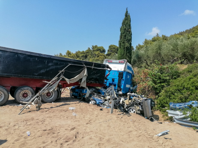 The driver of the truck lost control, the vehicle veered off its path and collided with cars coming from the opposite direction - Eurokinissi