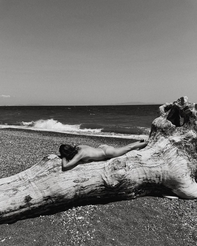 Βίκυ Καγιά: Ποζάρει τόπλες στο Instagram η παρουσιάστρια