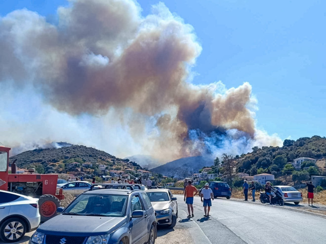 Η φωτιά ξεκίνησε τη Δευτέρα το μεσημέρι από δασική έκταση κοντά στις Πετριές και πήρε ανεκέλεγκτες διαστάσεις - Eurokinissi