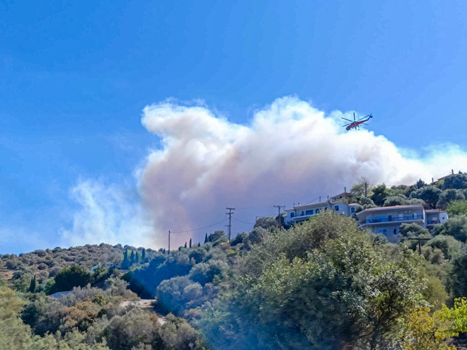 Με το πρώτο φως της μέρας σηκώθηκαν τα πρώτα εναέρια μέσα και άρχισαν τις ρίψεις νερού - Eurokinissi