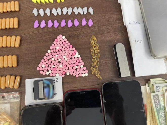 Στην κατοχή των τριών συλληφθέντων βρέθηκε πλήθος ναρκωτικών και χρήματα - ΕΛ.ΑΣ.