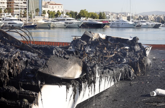 Τέσσερα σκάφη τυλίχθηκαν στις φλόγες στη Μαρίνα Ζέας - Intimenew