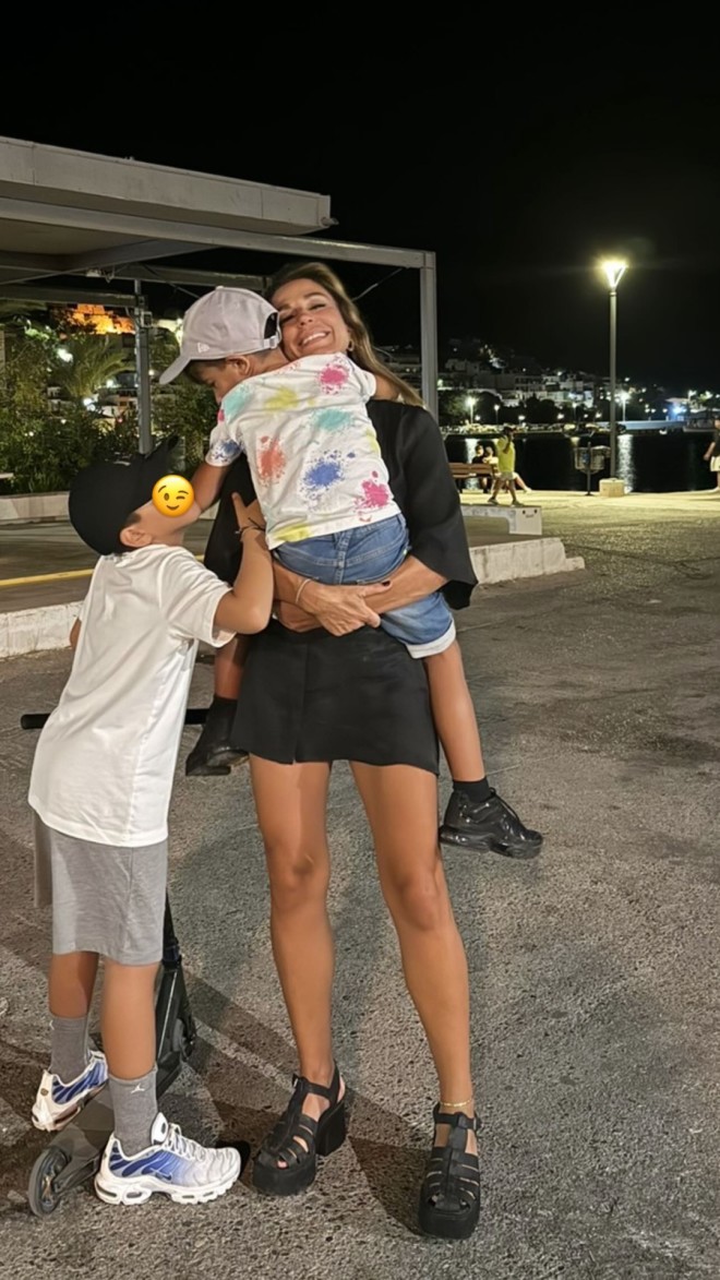 H Κατερίνα Παπουτσάκη με τους γιους της στην Κρήτη- πηγή Instagram