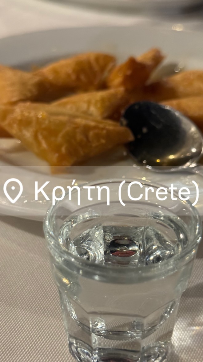 Σίσσυ Χρηστίδου: Με κόκκινο μπικίνι στα Χανιά της Κρήτης