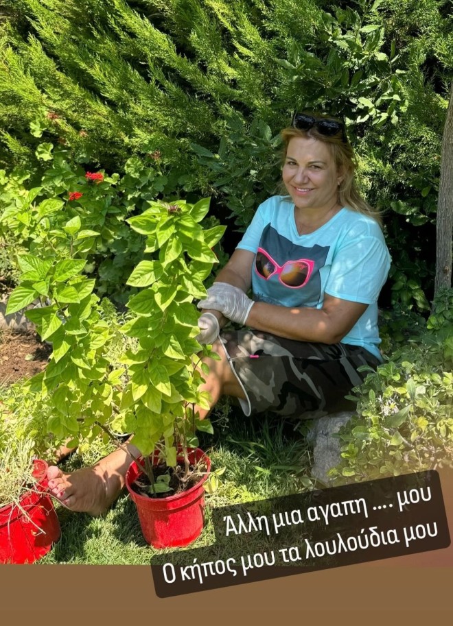 Δέσποινα Μοιραράκη: Ανέλαβε χρέη κηπουρού στον σπίτι της στον Ωρωπό
