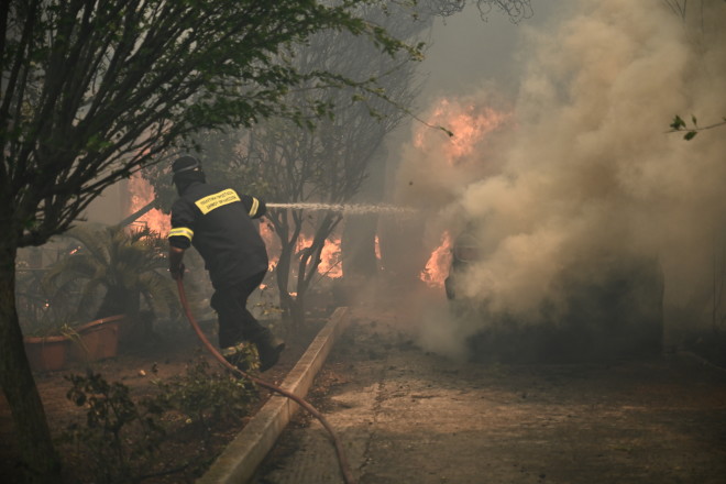 Δύο πυροσβεστικά οχήματα κάηκαν στον Νέο Βουτζά, κατά τη διάρκεια κατάσβεσης της πυρκαγιάς στην Αττική