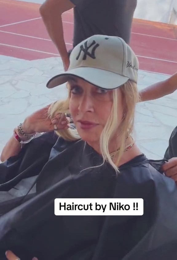 Η Άννα Βίσση εμπιστεύτηκε τα μαλλιά της στον... εγγονό της!