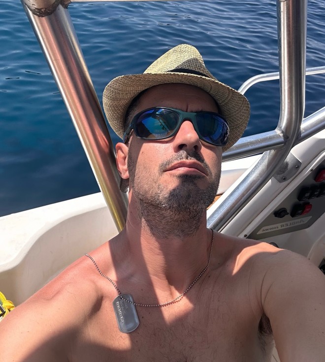 Ο ήλιος, η θάλασσα, το ψάρεμα κι η κόρη του η Εύα είναι οι μεγάλες αγάπες του Γιάννη Τσιμιτσέλη (Κι η Κατερίνα Γερονικολού βεβαίως βεβαίως!)