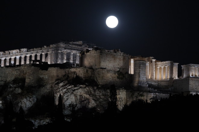 Η Πανσέληνος του Αυγούστου πάνω από την Ακρόπολη/ ΓΙΑΝΝΗΣ ΠΑΝΑΓΟΠΟΥΛΟΣ/ EUROKINISSI