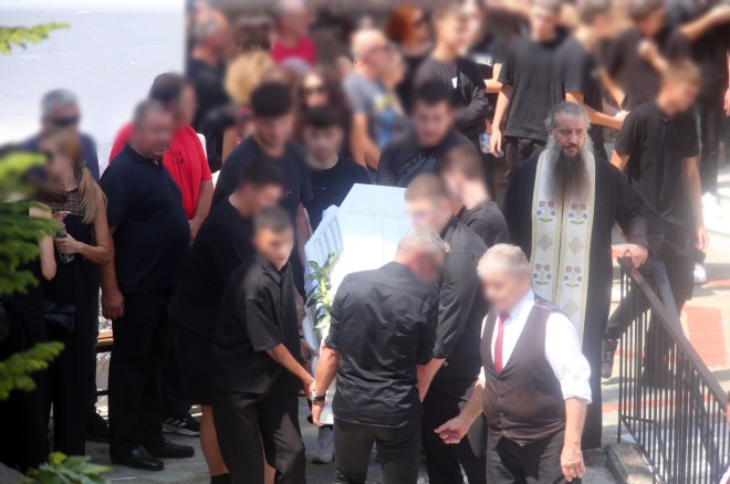 Νεαρά παιδιά μαυροφορέμενα σήκωσαν το λευκό φέρετρο με τη σορό του Γιάννη/ INTIME ΜΩΥΣΙΑΔΗΣ ΓΙΑΝΝΗΣ
