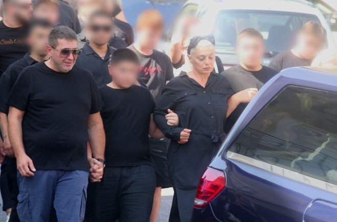 Οι γονείς του Γιάννη και τα αδέλφια του ακολουθούσαν το όχημα με το φέρετρο προς την εκκλησία για την εξόδιο ακολουθία/ INTIME ΜΩΥΣΙΑΔΗΣ ΓΙΑΝΝΗΣ