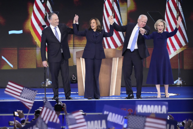 Doug Emhoff, Kamala Harris, ο υποψήφιος κυβερνήτης της Minnesota Tim Walz και η σύζυγός του Gwen Walz στο Συνέδριο των Δημοκρατικών στο Σικάγο (AP Photo/J. Scott Applewhite)