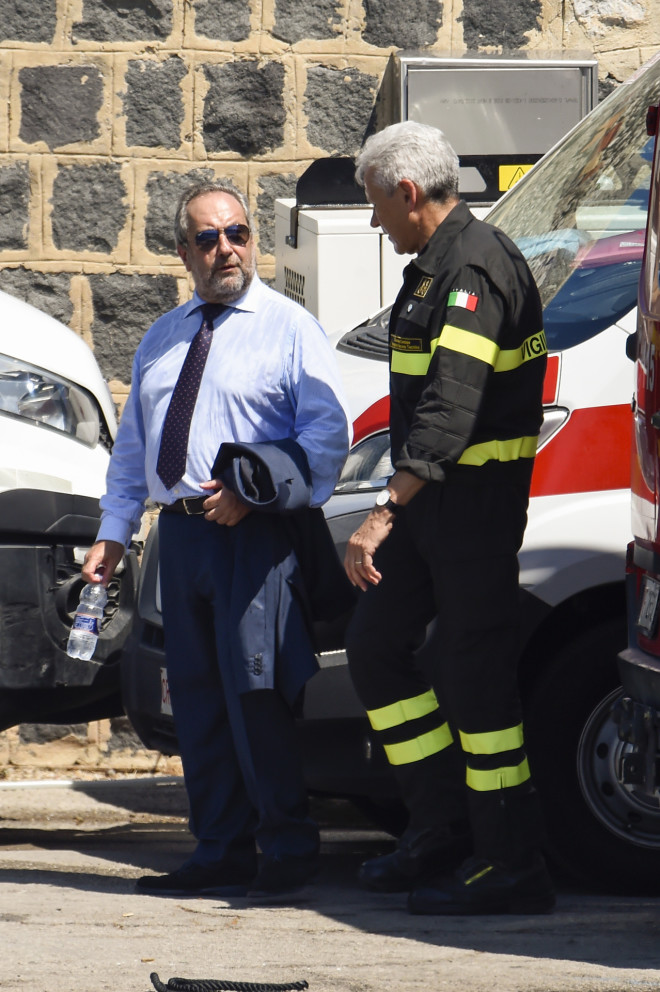 Ο νομάρχης του Παλέρμο, Massimo Mariani, μαζί με πυροσβέστη καθώς φτάνει στο λιμάνι στο Porticello, στη Σικελία/ AP Photo/Salvatore Cavalli
