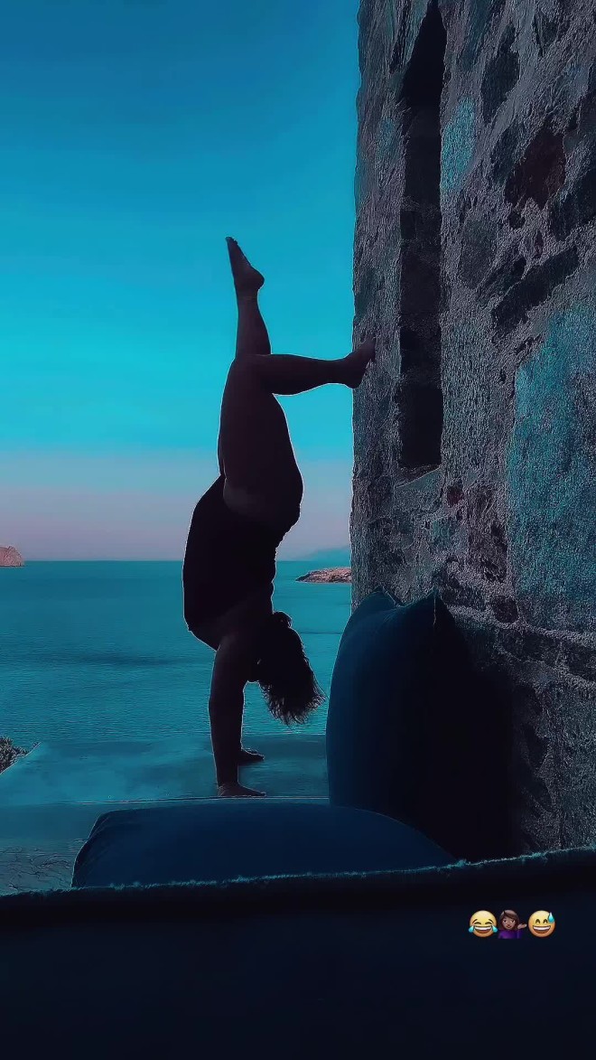 Τα πάνω - κάτω για τη Δανάη Μπάρκα: Δείτε τη να κάνει κατακόρυφο!