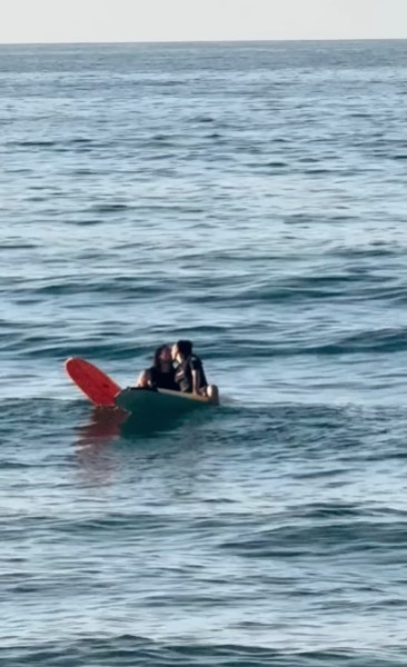 Ευρυδίκη Βαλαβάνη: Το τρυφερό φιλί στον Γρηγόρη Μόργκαν όσο κάνουν σερφ