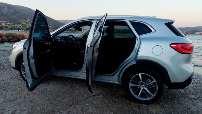 Δοκιμάζουμε το MG eHS Plug-in Hybrid - Εσωτερικο'ί χώροι
