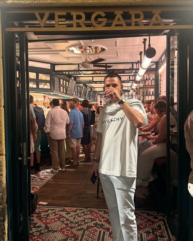 Η Κατερίνα Καινούργιου φωτογραφίζει τον σύντροφό της στο ταξίδι τους στην Ισπανία/ πηγή instagram