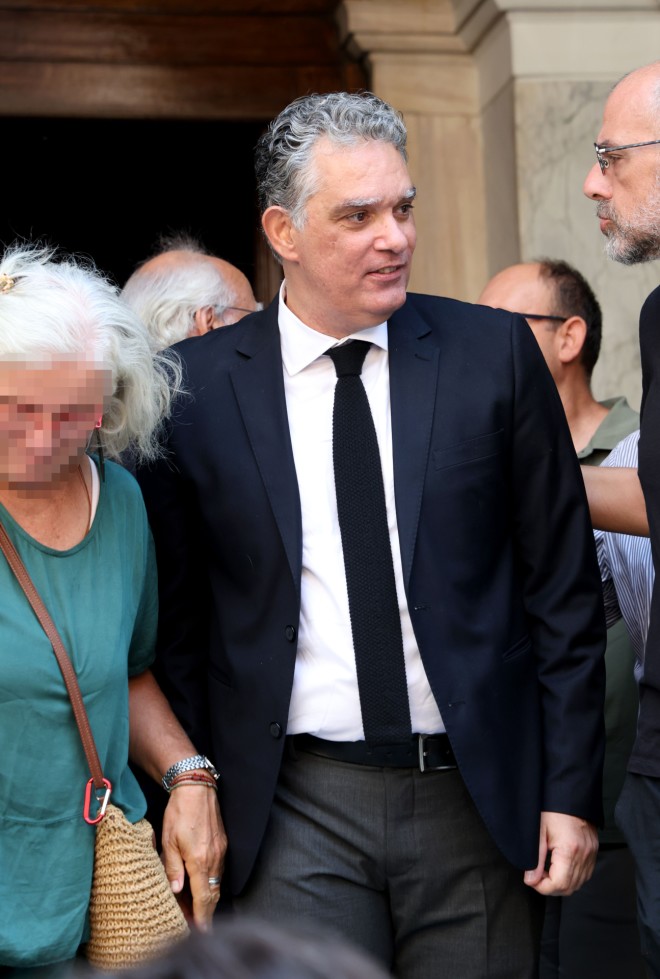 Συντετριμμένος ο Σπύρος Γιανναράς στην κηδεία του πατέρα του /NDP Photo Agency - Πέτρος Νικολαρέας