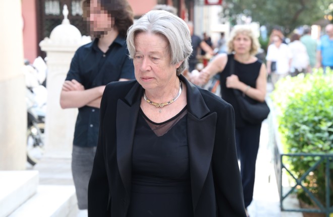 Η Αθηνά Λινού στην κηδεία του Χρήστου Γιανναρά /NDP Photo Agency - Πέτρος Νικολαρέας